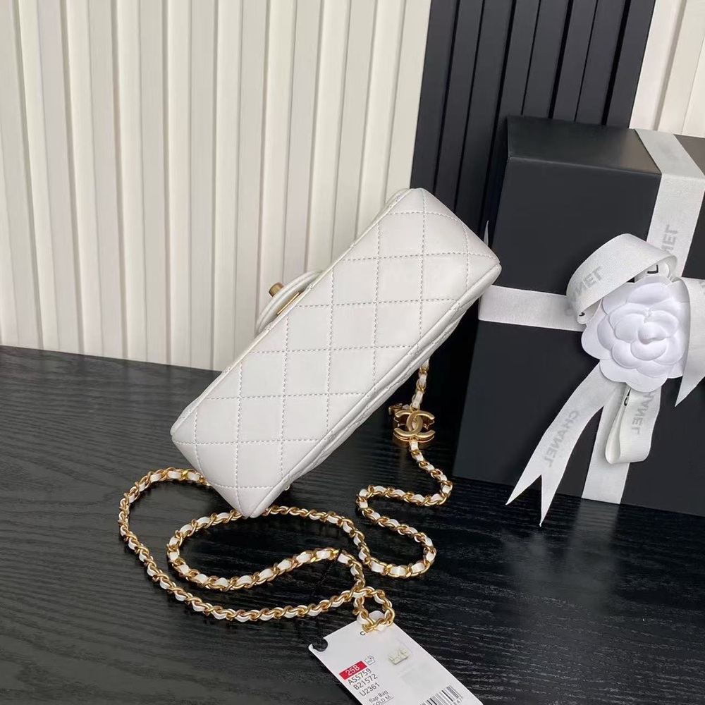 Chanel White Quilted Leather Classic Flap Bag with Gold Chain - Picture 3 of 7